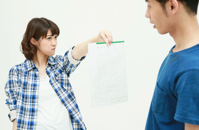 夫に離婚届を突きつける妻