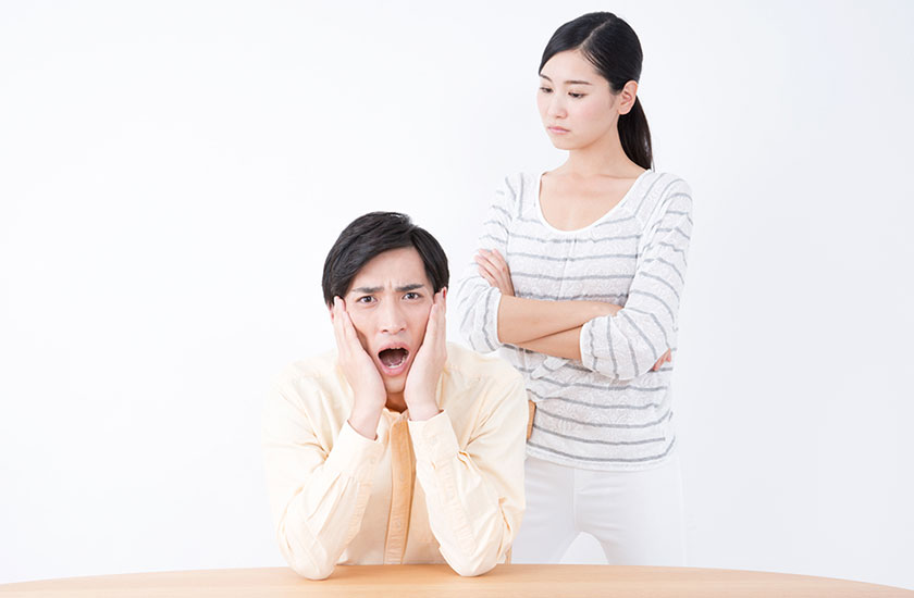 夫に問い詰める妻