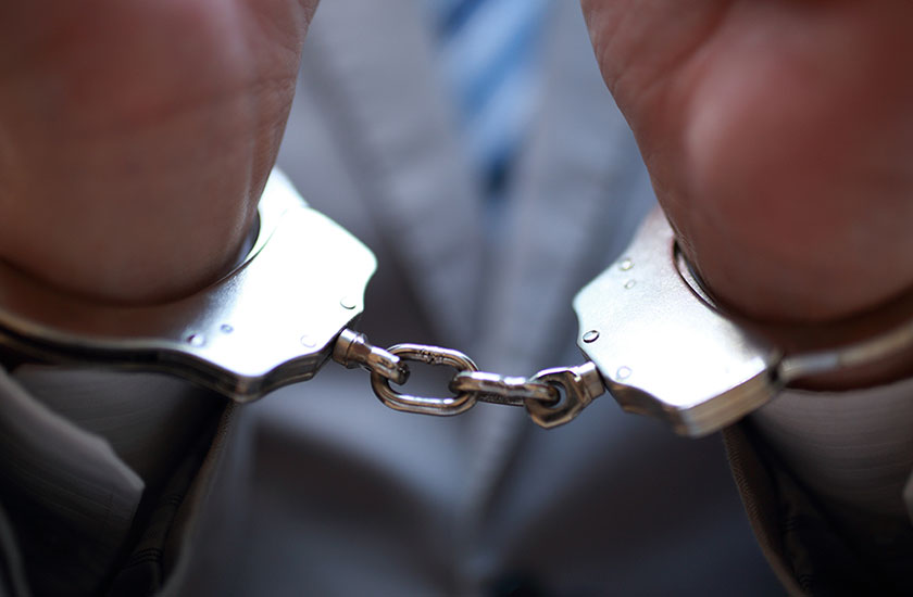 逮捕された悪質な探偵