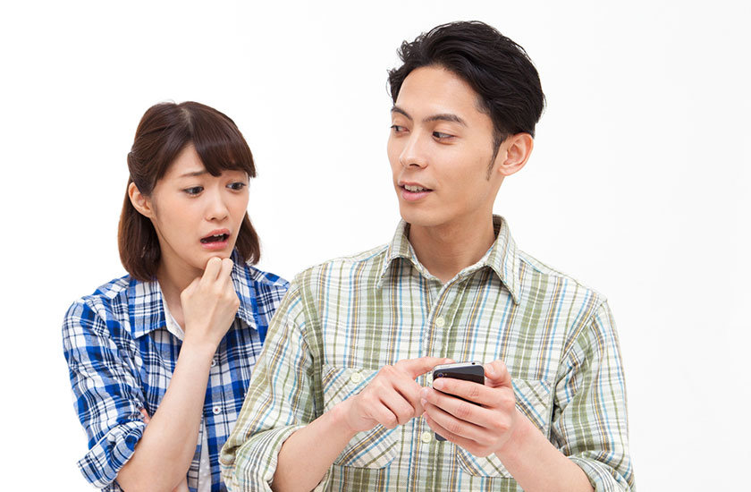 夫の不倫にショックを受ける女性