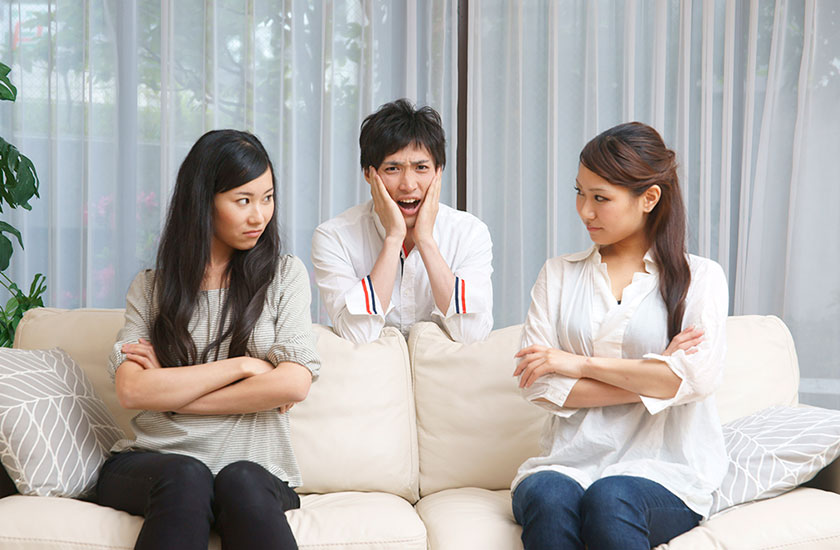 修羅場で睨み合う女性