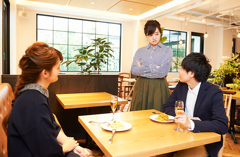 夫の浮気現場に乗り込む妻