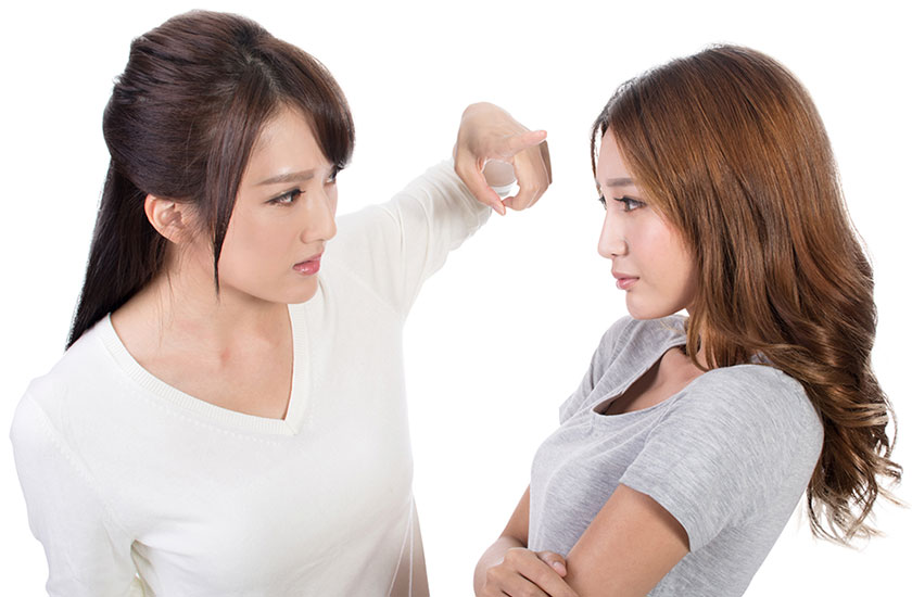 不倫相手に詰め寄る女性