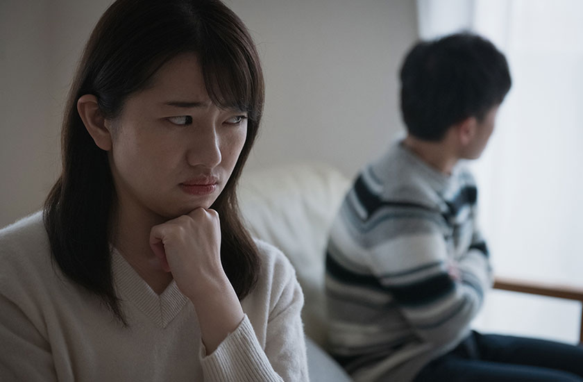 浮気の話し合いの内容を考える妻