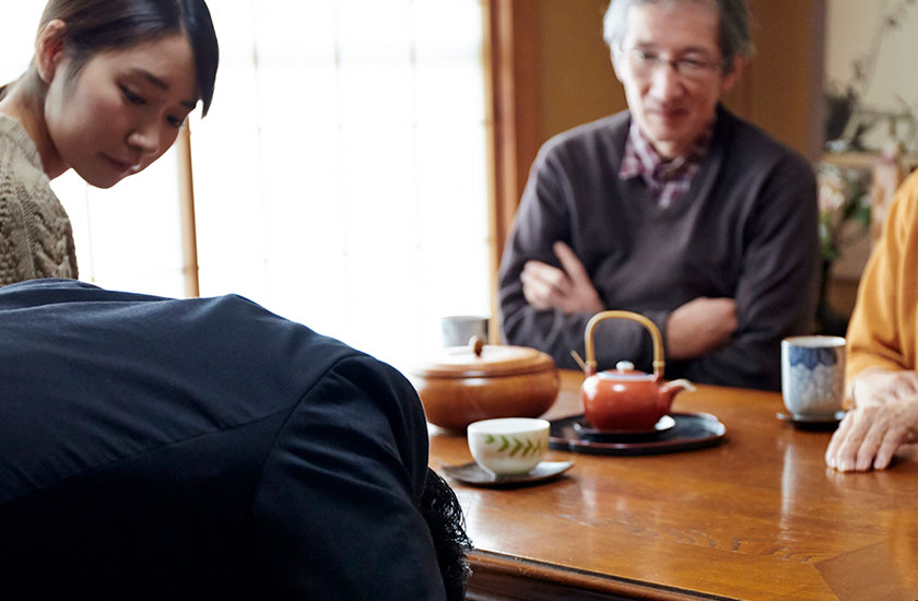 義理の両親に浮気の謝罪をする夫