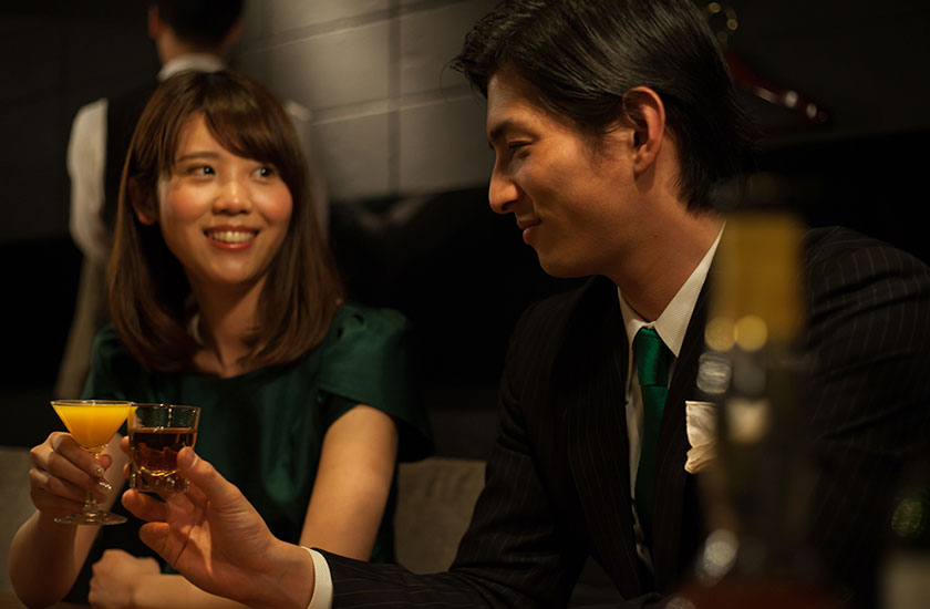 職場の飲み会を楽しむ男女