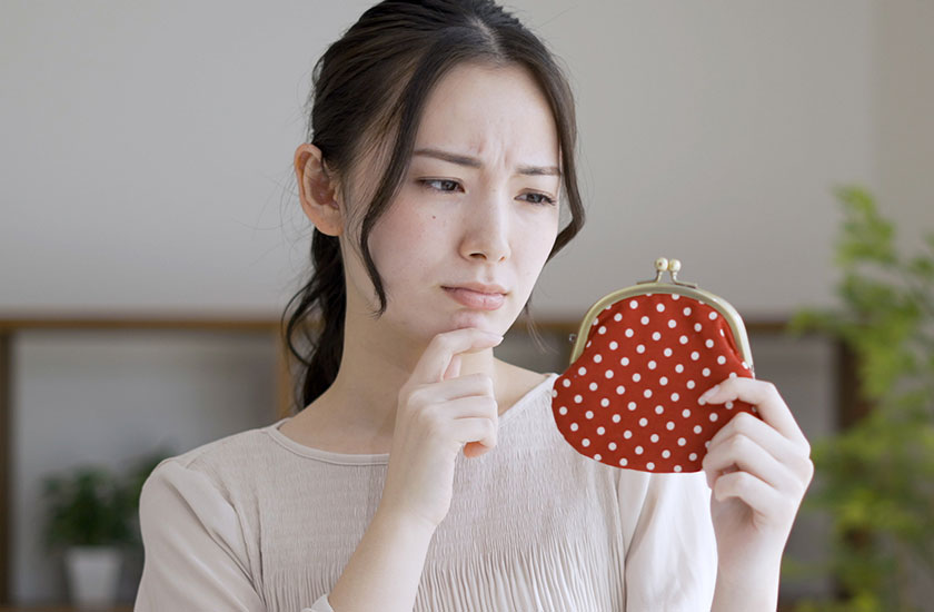浮気調査の費用に悩む女性