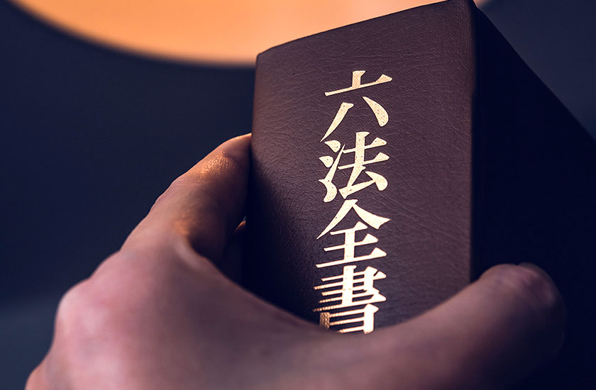 専門家に相談する女性