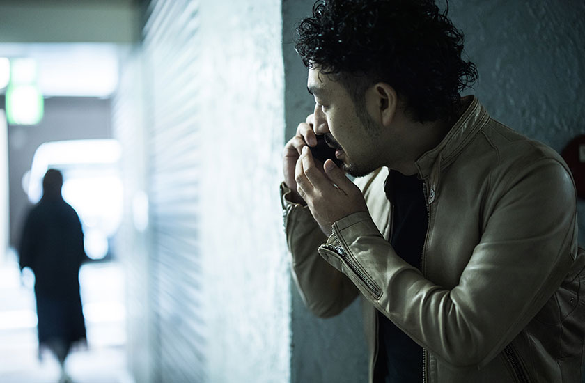 浮気の尾行調査を行う探偵