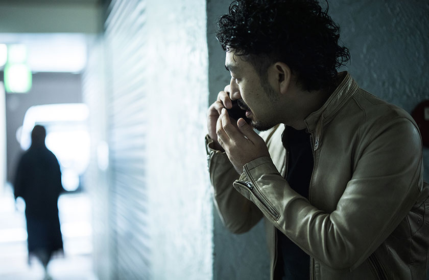 調査対象者を尾行する探偵