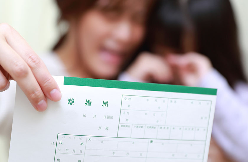 離婚届をつきつける主婦