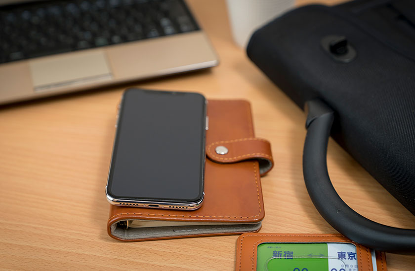 カバンやスマートフォンなどの小物