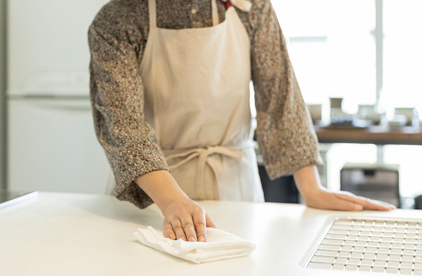 単身赴任先の夫の部屋を掃除する主婦