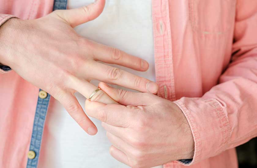 結婚指輪を外す男性