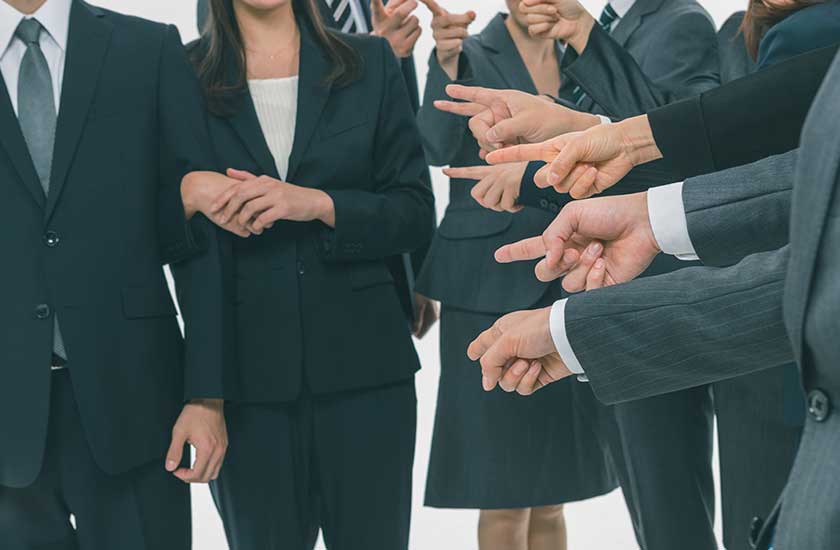 職場に浮気がバレた男女