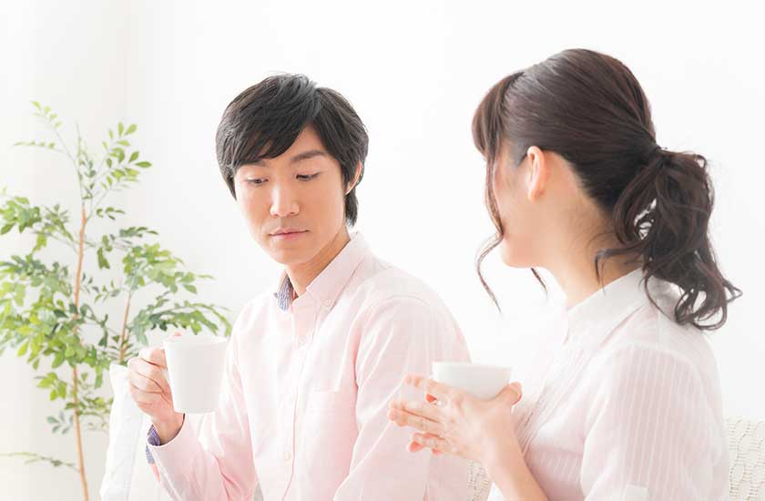 夫を感情的に問い詰める女性