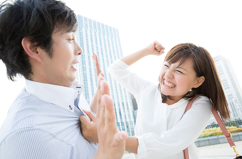 浮気したパートナーに暴力をふるう女性