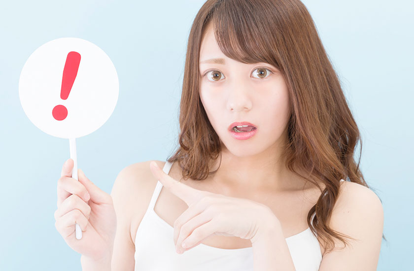 ！マークを出す女性
