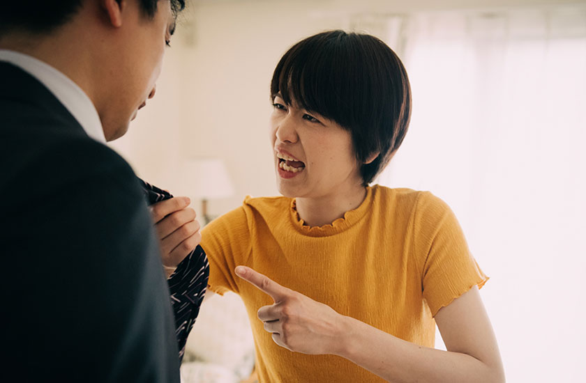 浮気した夫の胸ぐらを掴む女性