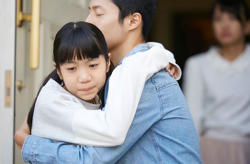 玄関で抱き合う親子