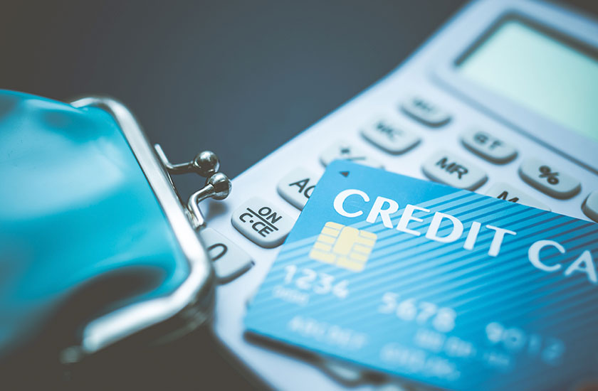 計算機と財布とクレジットカード