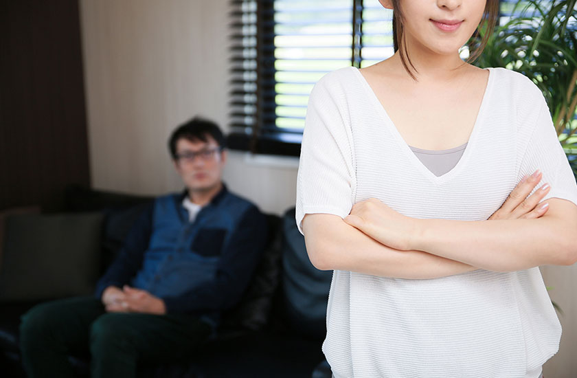 浮気した夫への対応を冷静に考える妻
