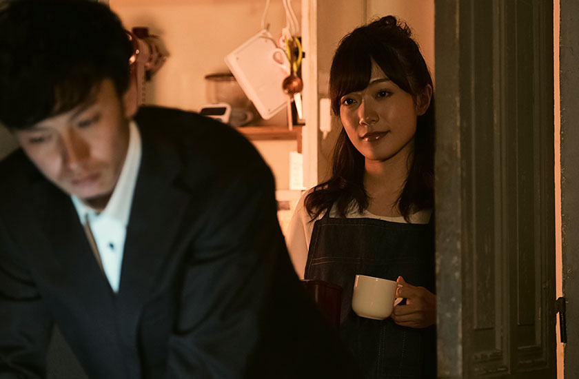 帰宅の遅い夫の不倫を疑う既婚女性