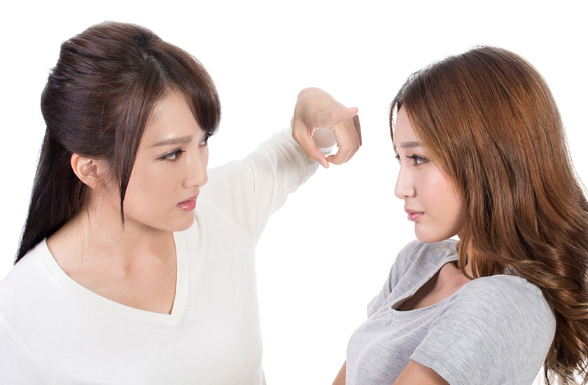 夫の浮気相手を問い詰める妻