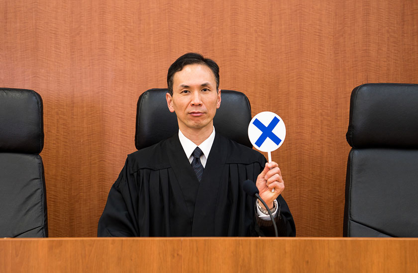 ペケマークを出す裁判官