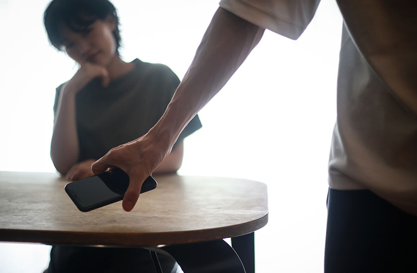 スマホを持って出かける既婚男性