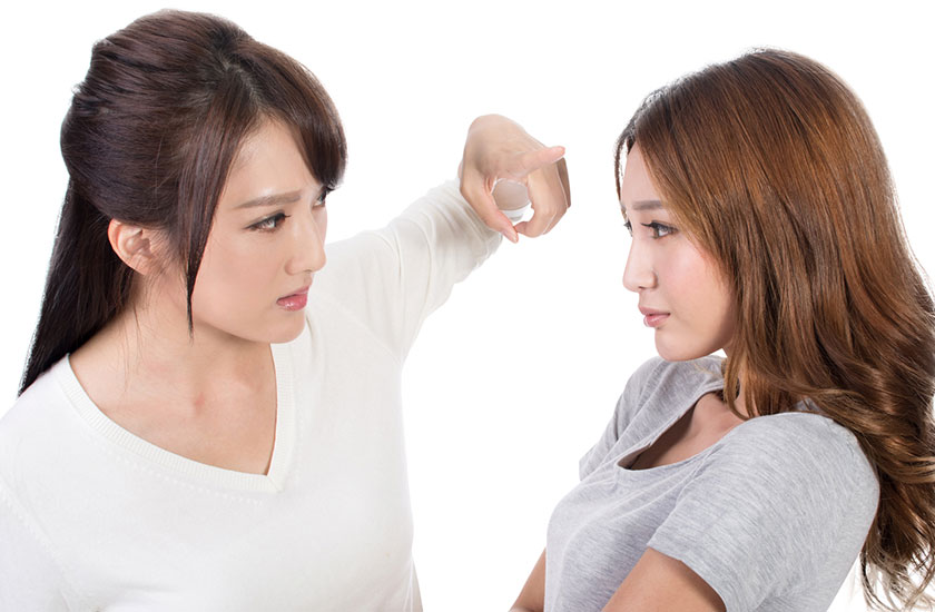 夫の浮気相手に詰め寄る既婚女性