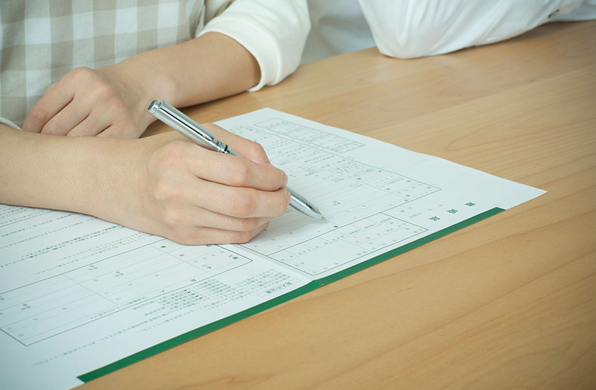 夫の行動を観察する既婚女性