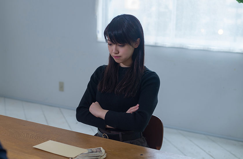 浮気した夫に慰謝料を請求する妻