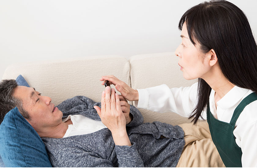 夫からスマホを借りようとする妻