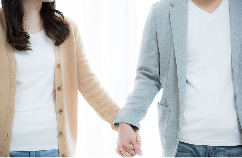 手を繋ぐ夫婦