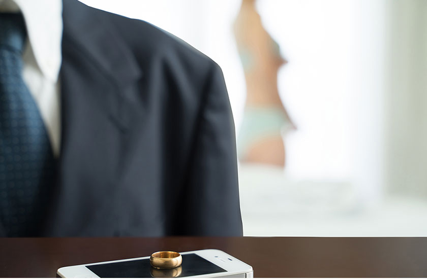 不倫旅行中に不貞行為を行う既婚男性