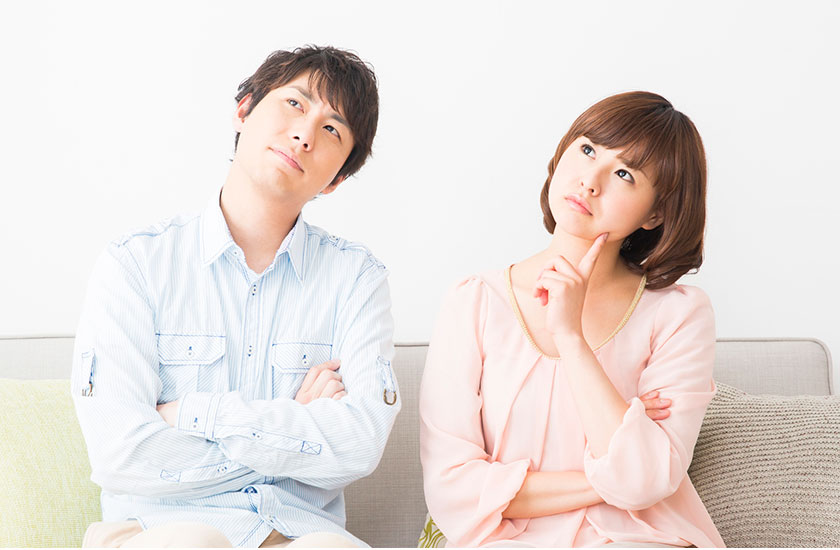 時効の延長について考える男女