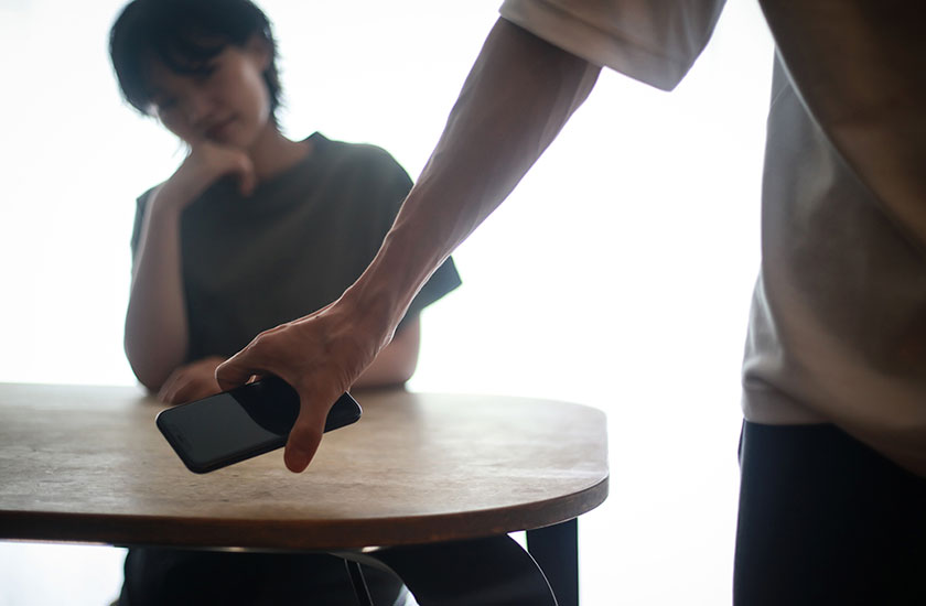 スマホを常に持ち歩く夫