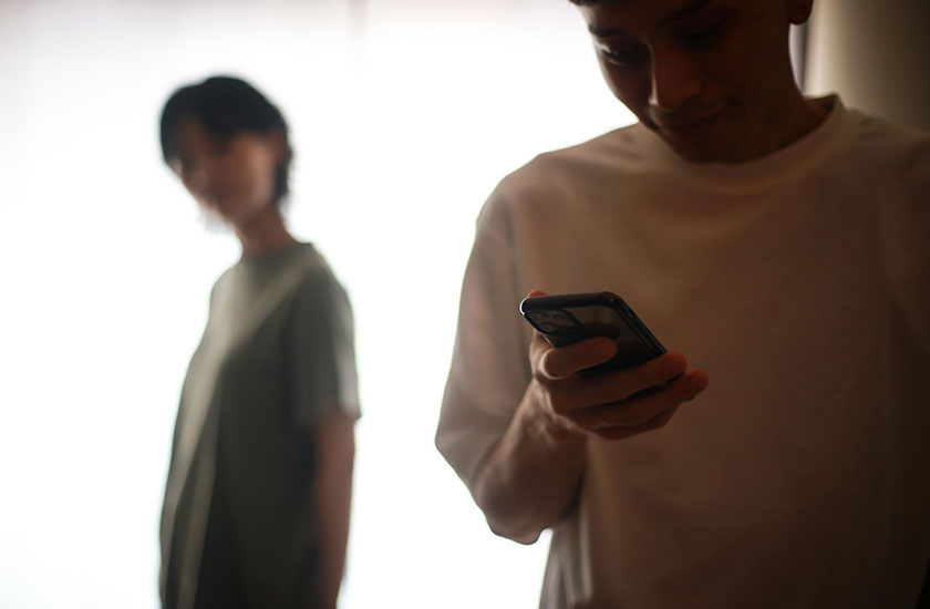 スマホを片時も手放さない男性