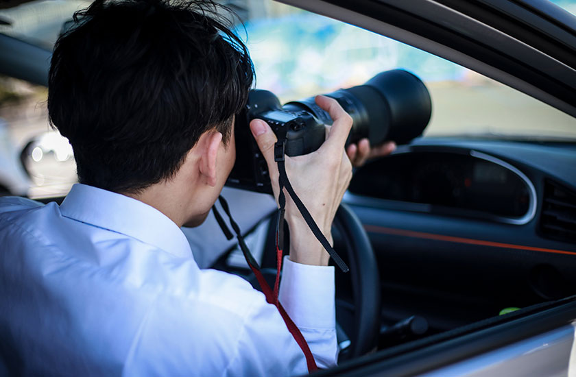 張り込み調査中の探偵