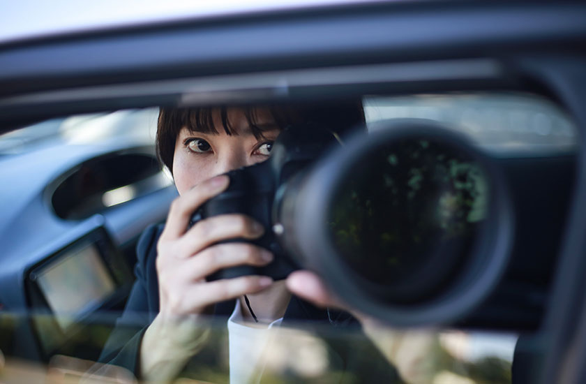 浮気調査中の探偵