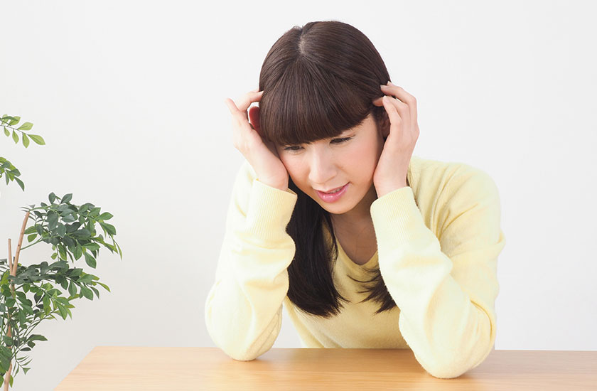 浮気した夫と復縁するか悩む既婚女性