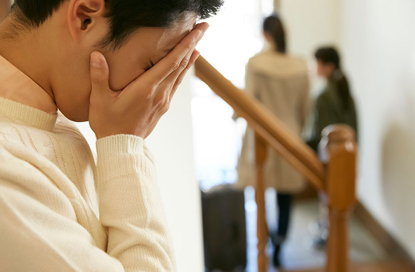 浮気が原因の別居で危機感を感じる夫