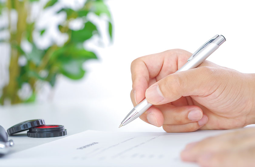 内容証明書を書く既婚女性