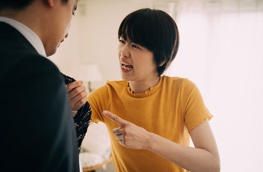 浮気の話し合いで感情的になる妻