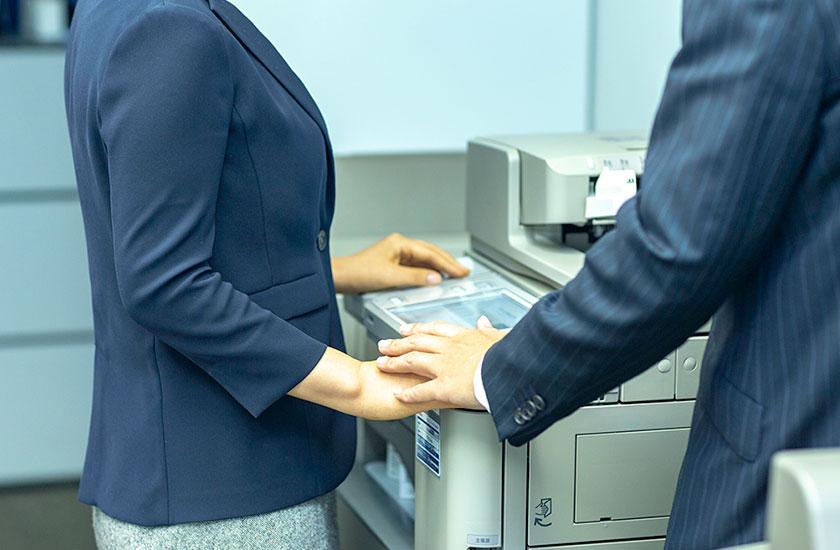 職場で浮気する男女