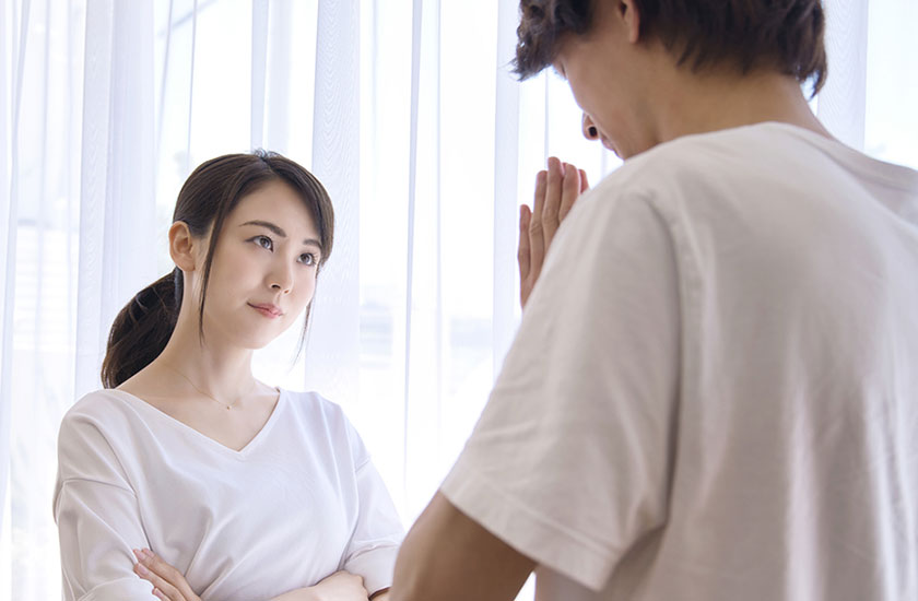 浮気について話し合う夫婦