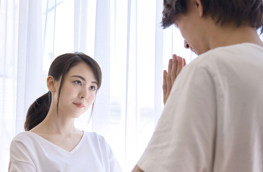 浮気をした夫と話し合う妻