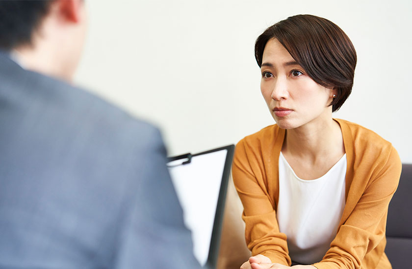 専門家に相談する女性