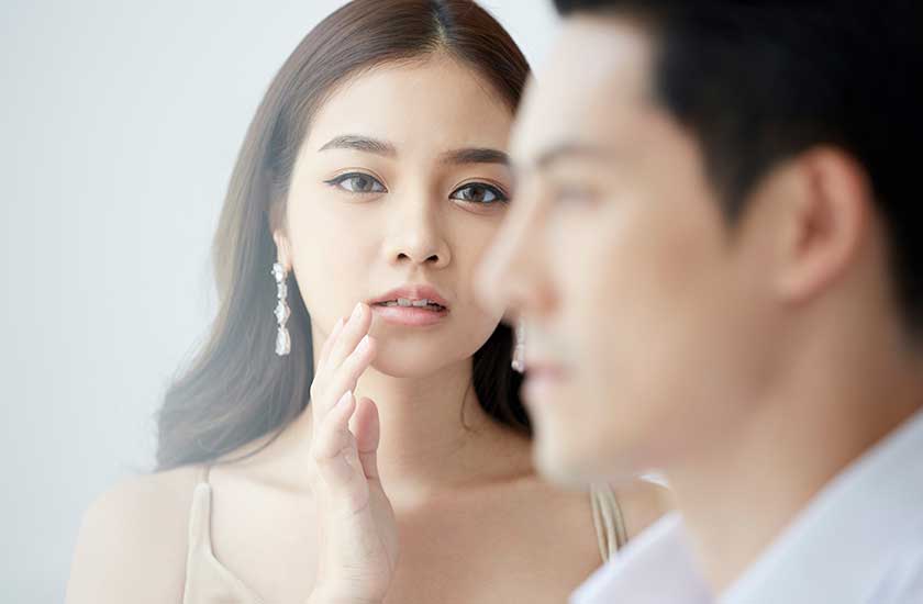 夫にIメッセージを送る女性